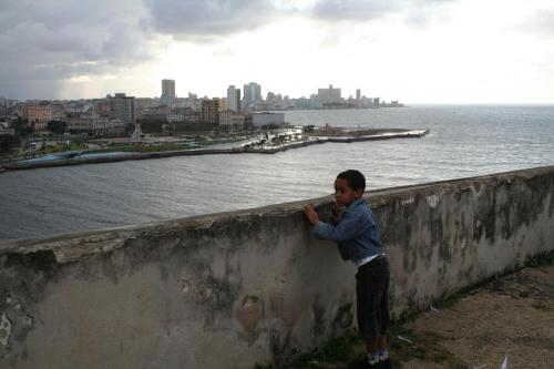 niño observando la Habana